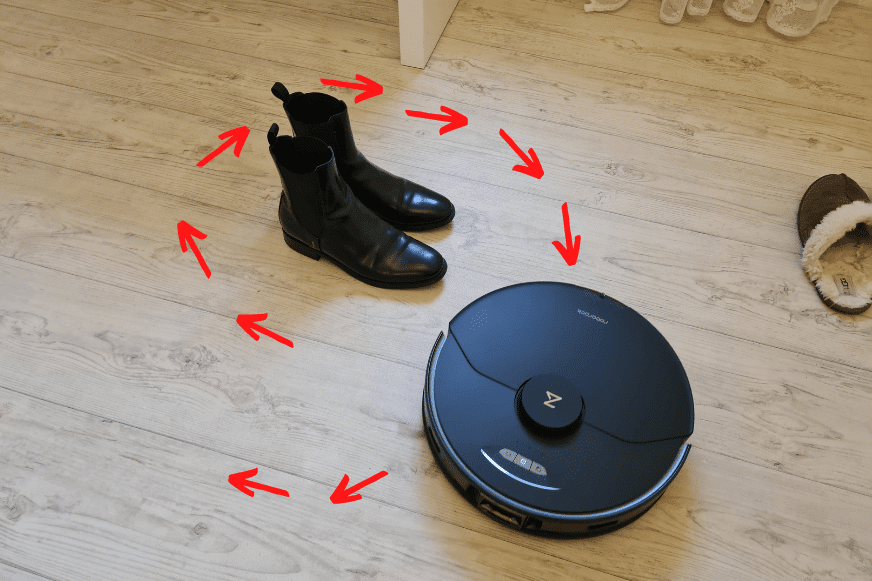 Показано, как Roborock S7 MaxV объезжает препятствие.